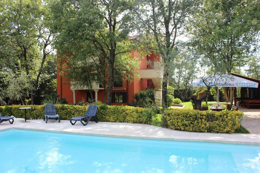 Aqua Family Apartments Karigador Bagian luar foto