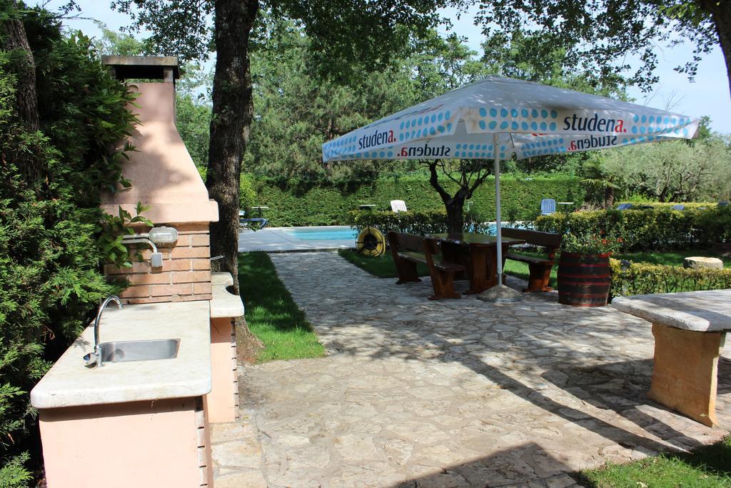 Aqua Family Apartments Karigador Bagian luar foto