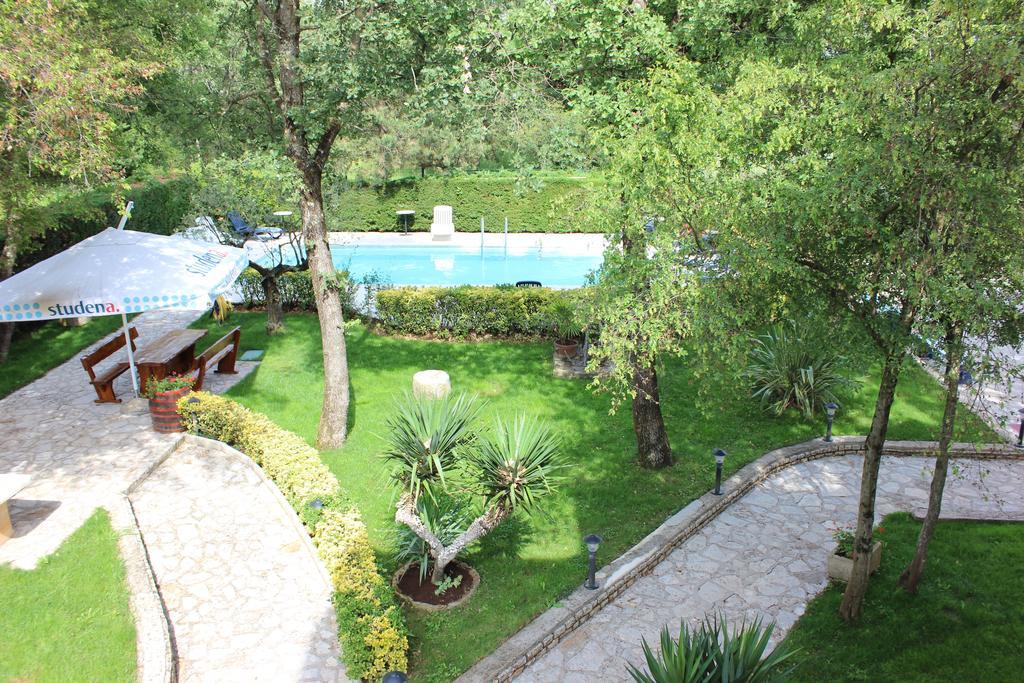 Aqua Family Apartments Karigador Bagian luar foto