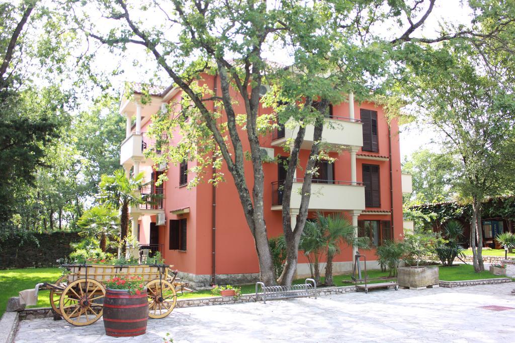 Aqua Family Apartments Karigador Bagian luar foto