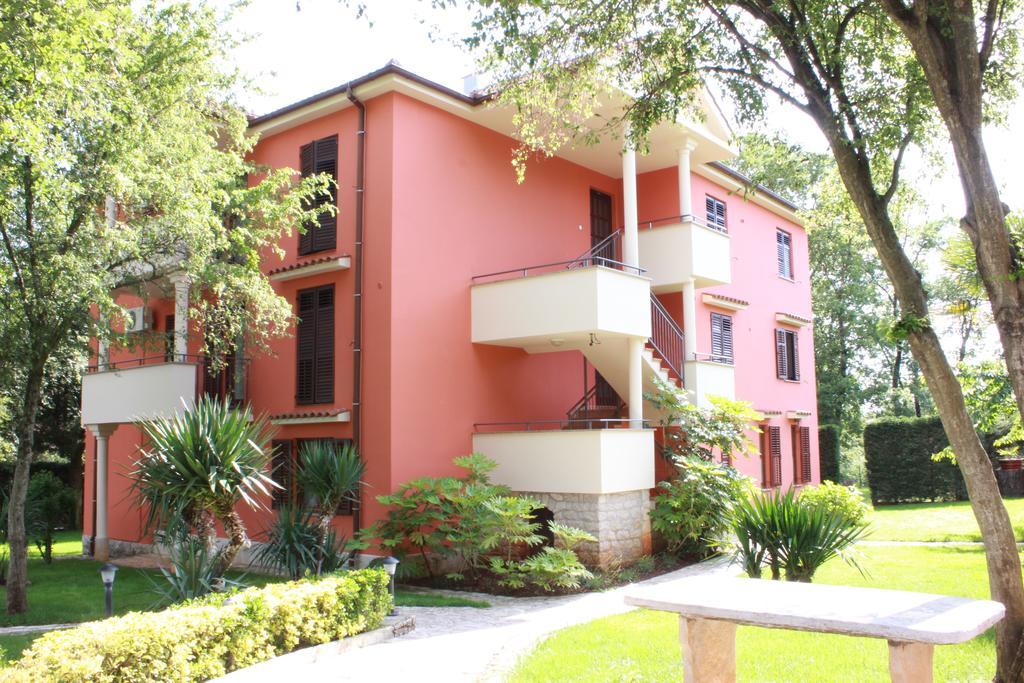Aqua Family Apartments Karigador Bagian luar foto